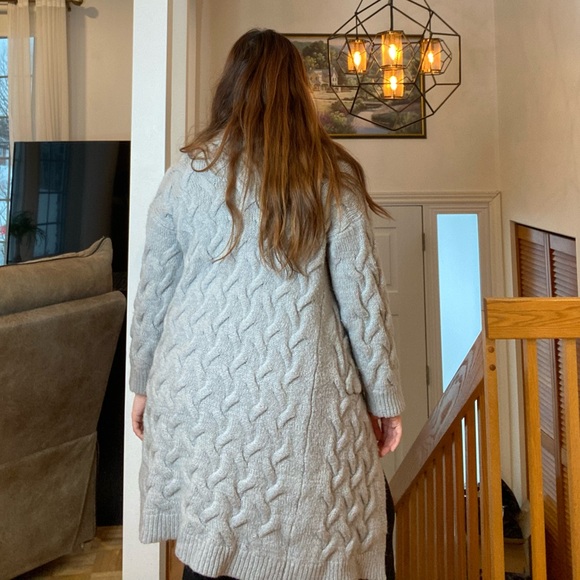 Simple Gray Textured Knit Sweater - Picture 2 of 8